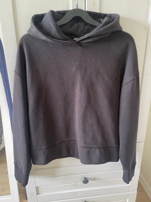 Svart hoodie från ZARA  - Säljer denna svarta hoodie från ZARA i storlek S. Hoodien har en klassisk design med huva och ribbade muddar vid ärmslut och nederkant.