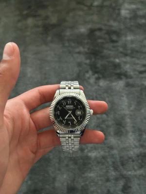 Helt Ny Seiko Mod Klocka - Säljer denna helt nya Seiko Mod klockan med svart urtavla och Arabic dial  Klockan har en batteridriven Quartz movement, Vid fler frågor eller funderingar skicka gärna ett pm, Mvh