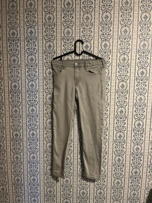 Ljusgråa jeans - Snygga ljusgråa skinny jeans med klassisk femficksdesign och dragkedjegylf. Jeansen har smal passform och är tillverkade i ett stretchigt material för extra komfort. Perfekta att matcha med en hoodie eller t-shirt.