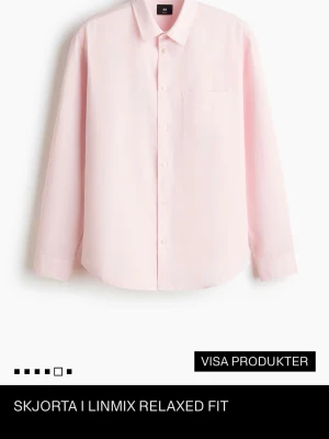 Ljusrosa skjorta i linmix - Säljer en stilren ljusrosa skjorta i relaxed fit med klassisk krage och knäppning framtill. Perfekt för en avslappnad men snygg look.