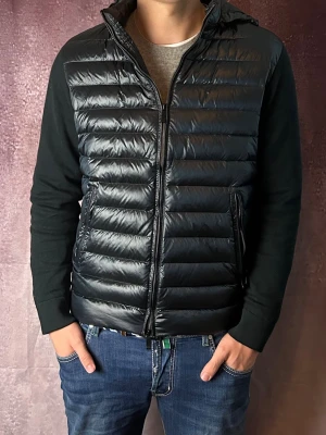 Massimo dutti cardigan - Mycket fint skick | Size M (modellen är 188 cm 74 kg) | fraktar spårbart inom 24 timmar | för att köpa klicka ”köp nu” | vid frågor eller funderingar skriv ett meddelande | följare får bättre rabatter🙌