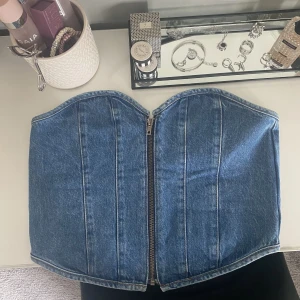 Jeanstopp korsett - En korsettopp i jeans från Gina Tricot med dragkedja💕💕💖🧚🏼‍♀️💜 jättefint skick! 