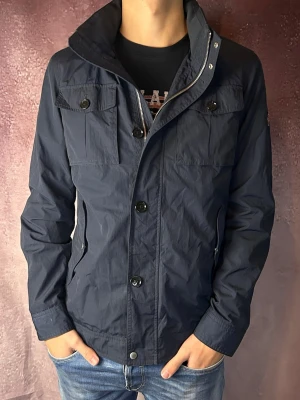 J.lindeberg field jacket bailey  - Mycket fint skick | Size M (modellen är 188 cm 74 kg) | fraktar spårbart inom 24 timmar | för att köpa klicka ”köp nu” | vid frågor eller funderingar skriv ett meddelande | följare får bättre rabatter🙌