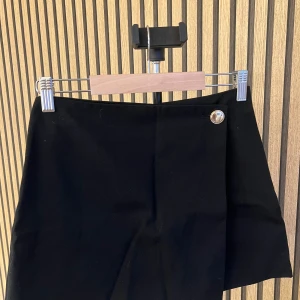 Svart skort från h&m - Superfina skorts, ser ut som kjol men är inbyggda shorts !! 