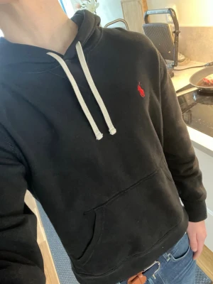 Ralph Lauren hoodie S - Svart Ralph lauren hoodie! Nypris=2300kr. pris kan diskuteras. Skicket är väldigt bra, den är knappt använd. Storleken är S passar runt 165-180