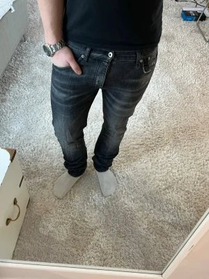 Dondup jeans  - Dondup Ian Jeans med slitningar | skick 9/10 | Storlek 33 | Pris - 799kr | Modellen är ca 180cm lång | Hör av dig vid minsta fråga eller fundering!!