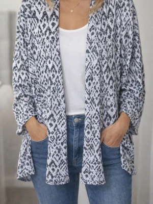 Mönstrad svartvit kofta - Snygg svartvit kofta med grafiskt mönster och öppen front. Koftan har långa ärmar och en avslappnad passform, perfekt att slänga över en t-shirt. Mjuk och skön känsla, passar till jeans eller kjol.