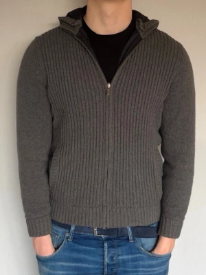Massimo dutti cardigan - Fint skick, perfekt nu på våren, stickad så väldigt skön. Modellen är 185 cm lång och den är för liten