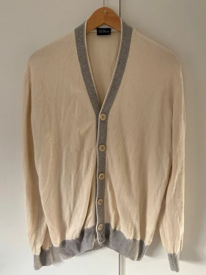 Oscar Jacobson kofta M - Sjukt snygg populär och elegant Oscar Jacobson kofta av högsta kvalite i storlek M. Grymt skick som ny och inga hål eller fläckar. Otrolig kofta som passar till allt perfekt nu till våren och sommaren! Tveka inte vid minsta fråga eller fundering!