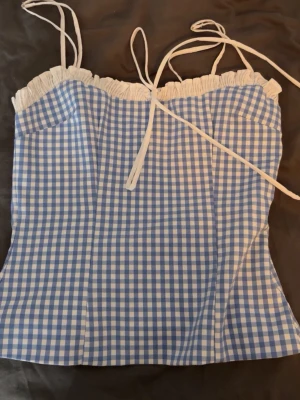 Zara topp  - Söt topp från Zara i ett rutigt mönster. Aldrig använd i strl xs. Passar perfekt till sommaren 