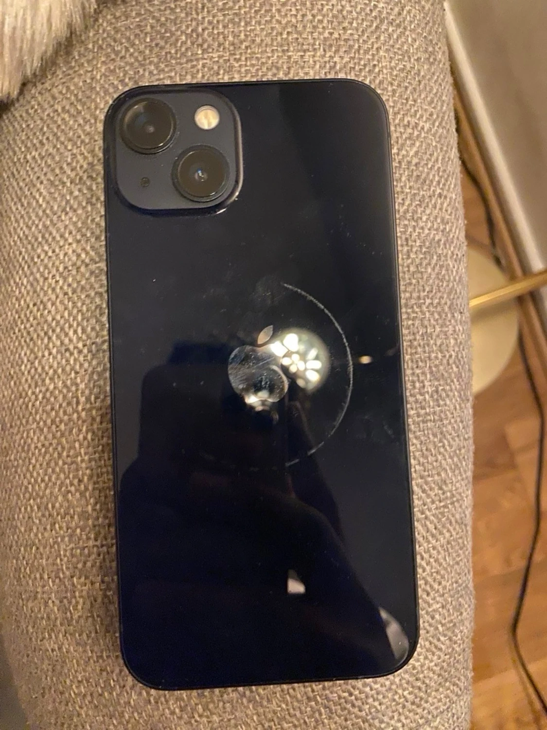 Svart iPhone 13 med dubbla kameror - 2