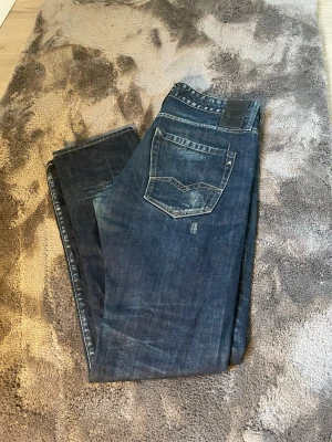 Vintage replay jeans från 1981  - Ett par vintage replay jeans från 1981 i väldigt bra skick. Snygga slitningar som ger en snygg look. Storlek: W33 L34. hör av er vid funderingar! 
