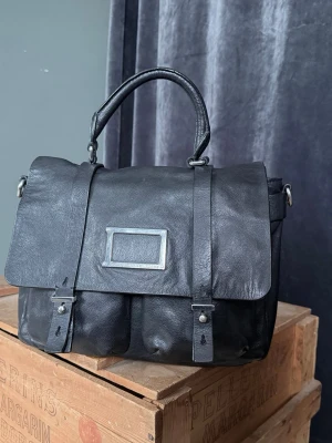 Marc Jacobs handväska  - Svart handväska i läder modell ’Werdie’, 30x25cm. Tror jag slarvat bort axelbandet tyvärr. Men går ju att sätta dit ett om man vill, vanligt svart i skinn var det. Zooma in på foton, den har lite småskavanker. Lite nött på kanter, inget större som förstör helhetsintrycket.