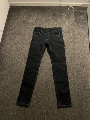 Replay anbass| Mörkblå i nyskick! - .Säljer ett par Replay Anbass jeans i mörkblå tvätt. Jeansen är oanvända och i mycket fint skick.  • Modell: Anbass (slim fit) • Färg: Mörkblå / dark denim • Stretchiga och bekväma • Klassiska bakfickor med Replay-detaljer • Nypris ca 1500–2000 kr  Passar perfekt till både vardag och lite mer uppklätt.  Skriv om du vill ha fler bilder eller mått. 
