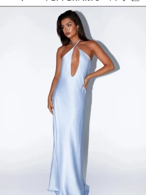 Ljusblå balklänning med öppen rygg - Säljer en fina ljusblå peppermayo klänning som endast används en gång. Den är i bra skick med smala axelband som korsas i ryggen vilket gör en storleken är anpassningsbar. Den har även öppen rygg och är tillverkad i ett glansigt satinliknande material passar så bra till en sommarbal eller liknande💙🦋 Nypris 1500kr 
