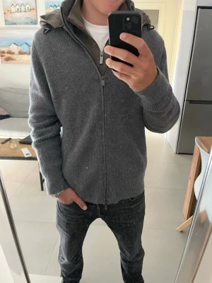 Jacka från Massimo Dutti - Hej! Säljer en snygg grå cardigan jacka ifrån Massimo Dutti. På jackan står de size L men det är mer som size M.                                            📐= M                                                                           🔖= Massimo Dutti                                               .                                                      ❓= Vid frågor så skriv till mig 