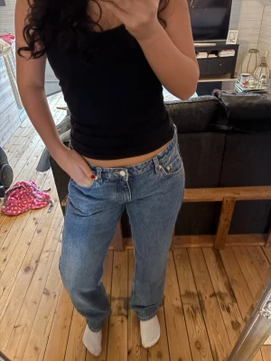Blå raka jeans med hög midja - Säljer ett par weekday jeans i modellen ARROW. Storleken ser ni på sista bilden 💞