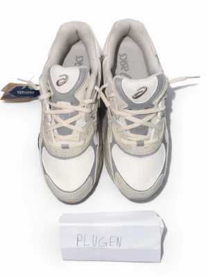 Asics gel nyc  - Säljer ett par stilrena Asics sneakers i väldigt fint skick. Skorna har en snygg färgkombination i vitt, beige och grått som passar till nästan alla outfits. Pris går att diskutera