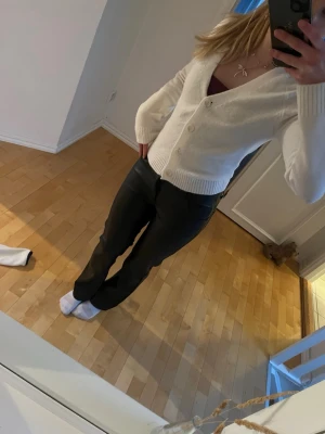 Skinnbyxor - Snygga svarta skinnbyxor med rak passform och hög midja. Uppsydda och passar om du är ca 160💕