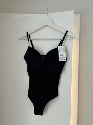 Hm body - Säljer en jättefin body med prislappen kvar på grund av att den var för liten för mig. Hör av er vid frågor!☺️