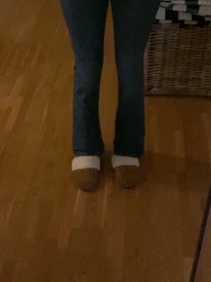 Blå bootcut jeans med lätt tvätt - Säljer ett par klassiska blå bootcut jeans med lätt tvättade detaljer. Jeansen har normal midja och utsvängda ben, vilket ger en snygg siluett. Perfekta för dig som gillar en avslappnad men trendig look.