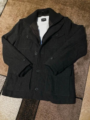 Fieldjacket med fodring  - En snygg svart fieldjacket perfekt nu när det börjar bli varmare men då det samtidigt är lite kyligt🍂. 🚨Priset kan diskuteras vid frågor skriv till mig så fixar jag det.👋