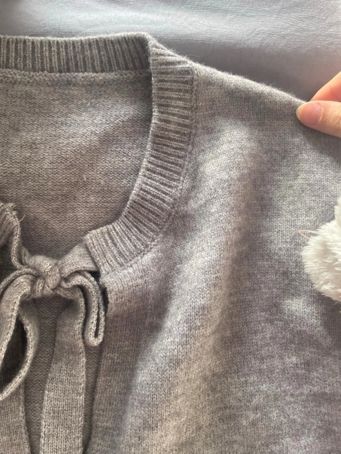 Grå stickad kofta med knytband - 1