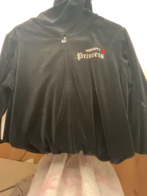 Svart velour hoodie från H&M med dragkedja💗 - Superfin hoodie i mjukt velourmaterial. Texten “Nobody’s Princess” med rhinestones både fram och bak ger en cool Y2K / edgy stil.