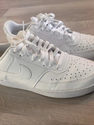 Skor - Skor som är köpta i Grekland storlek 42 använda 1 gång och köpts för 1000 kronor, säljs för 500 kronor pris kan diskuteras