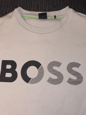 Boss tröja - Säljer en fet boss tröja i helt nytt skick, tröjan är aldrig använd och nyligen köpt. Nu pris 1600, säljer för 900kr.