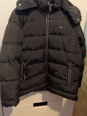 använd jacka 12-13 år skador som går stt fixa - jacka använd