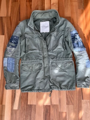 Ralph Lauren Fieldjacka - Field jacka från Ralph Lauren Denim & Supply, i storlek S. Är i myckrt bra skick, har sköna slitningar och patchwork. Små missfärgningar som ni kan ae på bilden. Kom gärna med bud!