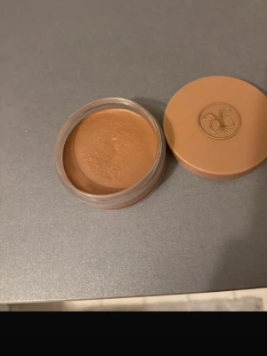 Krämbronzer från Anastasia Beverly Hills - Säljer en krämig bronzer från Anastasia Beverly Hills i en varm, mellanbrun nyans. Kommer i en rund burk med skruvlock och märkets logga på locket. Perfekt för att skapa en solkysst look med naturlig finish. Golden tan