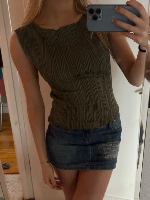Olivgrön ribbad vintage topp - Säljer denna vintage olivgröna ärmlösa toppen med ribbad struktur. Skitsnygg och enkel att matcha med jeans eller kjol💘