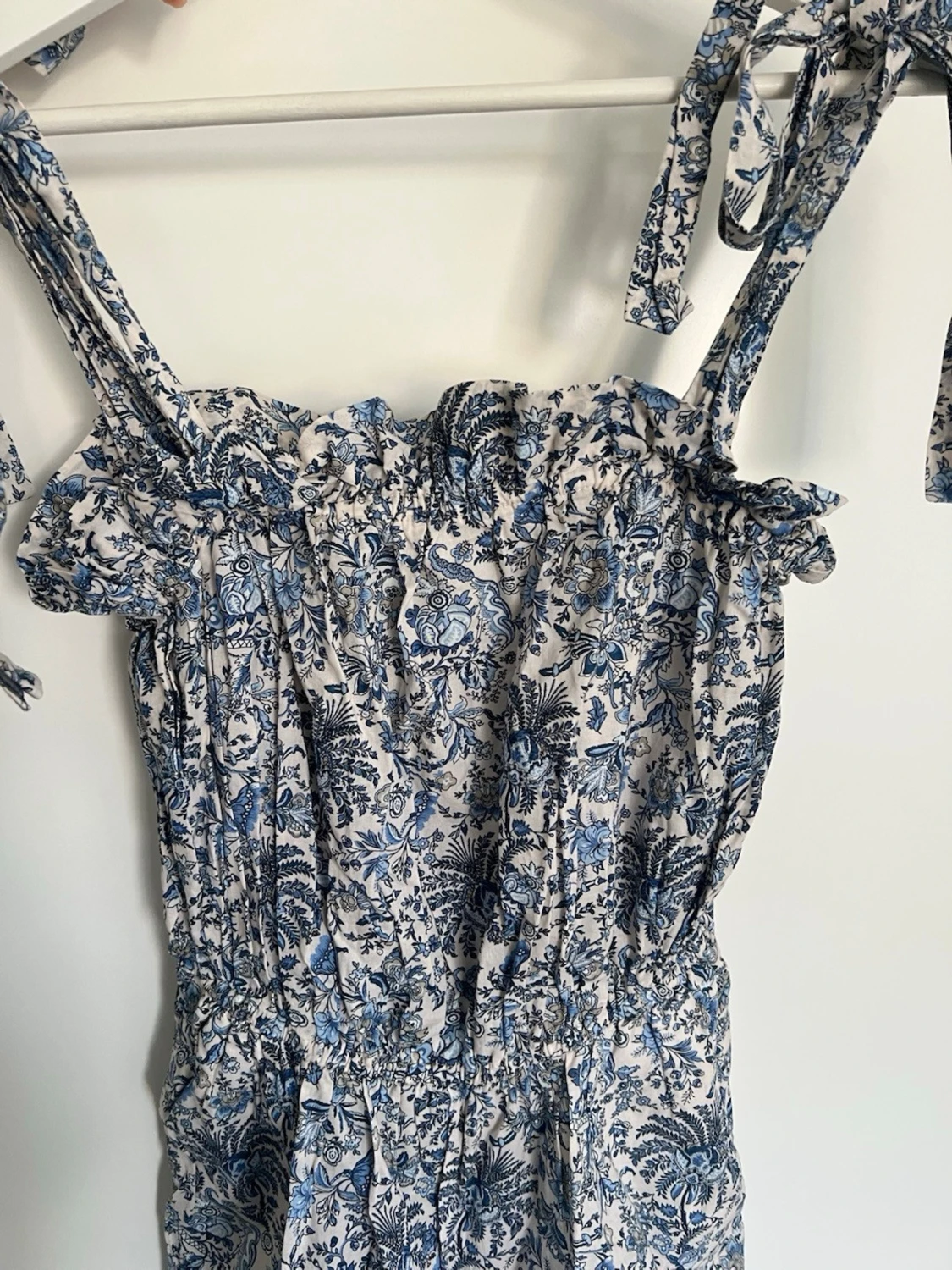 Blommig blåvit jumpsuit med knytband - 1