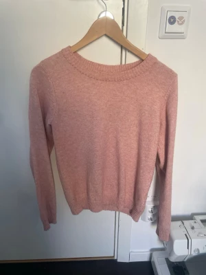 Rosa stickad tröja från VILA - Mysig rosa stickad tröja från VILA med rund halsringning och ribbade muddar vid ärmslut och nederkant. Perfekt för lager-på-lager och enkel att matcha med jeans eller kjol. Tillverkad i ett mjukt material som känns skönt mot huden. Nästan ny. Aldrig använd. Pris kan diskuteras.