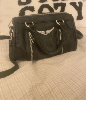 Zadig väska  - Har köpt för 1500 av en annan här på Plick. Säljer då jag ej använder längre och har flera liknande, vet ej om den är äkta eller inte men ganska säker på att den är de men kan inte lova något dă jag inte vet till 100%❤️