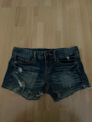 Low waist shorts - Snygga ripped low waisted vintage shorts från Ingni! Storlek XS. 