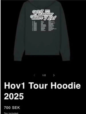 Hov1 Tour Hoodie 2025 svart - Säljer en svart hoodie från Hov1 med trycket 'Vi Dansar Vidare I Livet' och turnédatum på ryggen. Klassisk passform med huva och ribbade muddar. Perfekt för dig som vill ha en snygg och bekväm tour-merch med streetkänsla.