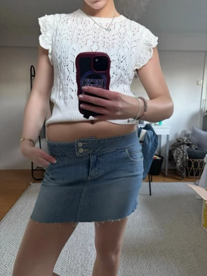 Lågmidjad jeanskjol - Jätte snygg lågmidjad jeans kjol med detaljer på fickorna. Se bild 5,6 och 7. Dessa sömmar va där när jag köpte den men det är inget som syns eller tänks på från håll eller när man använder den💕