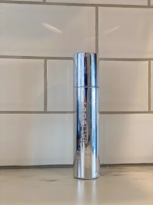 Bali Body's Self Tan Body Mist  Brun utan sol 220 ml - Bali Body's Self Tan Body Mist är en smidig och effektiv brun-utan-sol-lösning som ger din hud en naturlig och solkysst lyster. Denna mist appliceras utan ränder och ger en jämn färg utan att du behöver utsätta dig för solens strålar. Med sin lätta formula är den enkel att använda, vilket gör det möjligt att få en strålande hudton med minimal ansträngning.  För att använda Self Tan Body Mist, spraya jämnt över ren och torr hud. Håll flaskan på ett bekvämt avstånd så att en fin mist täcker de öns