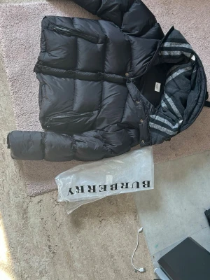 Burberry jacka och vest - Har alla små detaljer som ni kanske och några mer bilder. Storlek S. Perfekt jacka för just nu för vissa dagar kan vara varma och kalla. Så du kan göra det till vest också inför sommarn
