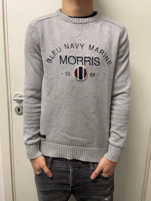 Morris tröja - Riktigt snygg grå Morris tröja. Mycket bra skick. Modellen är 173cm, 64kg. Pris kan diskuteras!!