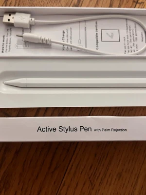 Active Stylus Pen med Palm Rejection - Snygg och smidig vit styluspenna med palm rejection-funktion. Pennan är tillverkad i plast och har en slimmad, modern design. Laddas via medföljande USB-kabel. Perfekt för att rita, skriva eller navigera på mobilen eller surfplattan.