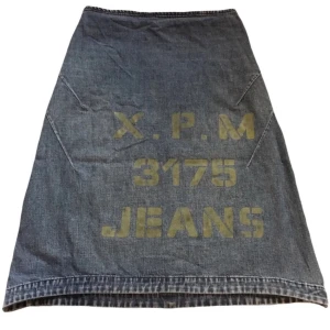 Vintage graphic jeanskjol/ denimkjol/ midikjol/ midiskirt, y2k/ cyber/ alt/ 2000tal/ 2000s/ 00s/ 00tal - Cool jeanskjol med text på från ICHI! 100% bomull, Midjemått 70cm Längd (61cm i fram) (64cm på baksidan)