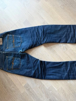 Salvedge grim Tim Nudie Jeans - Sköna fades, dry salvedge grim tim, litet hål som syns på bilderna
