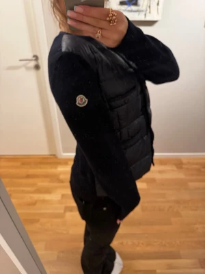 Mörkblå jacka från Moncler - Hej! Jag säljer min mörkblåa Moncler jacka i storlek S av ända anledningen att den inte kommer till användning längre. Jag har tagit väl hand om den och den är i gott skick. Jag har använt den cirka fem gånger endast och den är 100% äkta. Har slarvigt nog tappat bort kvittot men jag köpte den för två årsedan på NK i Göteborg. Jag har en bild på den där den ligger vid kassan innan jag betala vilket förhoppningsvis funkar som bevis material att den är köpt där. Skickar den om du är intresserad! 