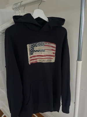 Ralph Lauren Hoodie  - Säljer denna riktigt fet Ralph Lauren hoodien. Den är i storlek M och är i bra skick. Nypris på den är ungefär 2500kr. Hör av dig om du har några funderingar 