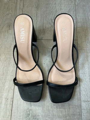 Svarta klackar - Stilrena svarta pumps med öppen tå, 