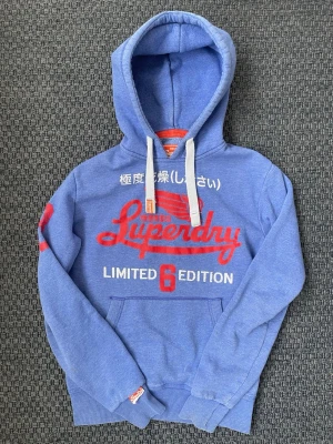 Vintage 2000s Superdry hoodie (Limited edition) - Säljer nu denna sjukt snygga vintage 2000s SuperDry hoodie! Hoodien är ur en limiterad upplaga som ej säljs längre och är därav väldigt eftertraktad 😊 Både varm och bekväm med en perfekt passform🙌Storlek S men passar även M🤩  Skriv vid funderingar 📲🤝